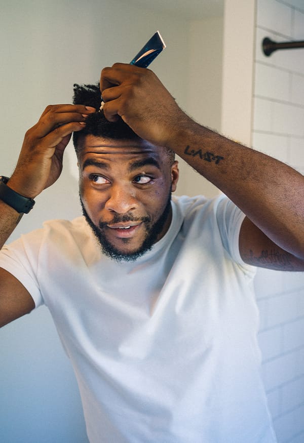 Un homme utilise scalp serum sur ses cheveux